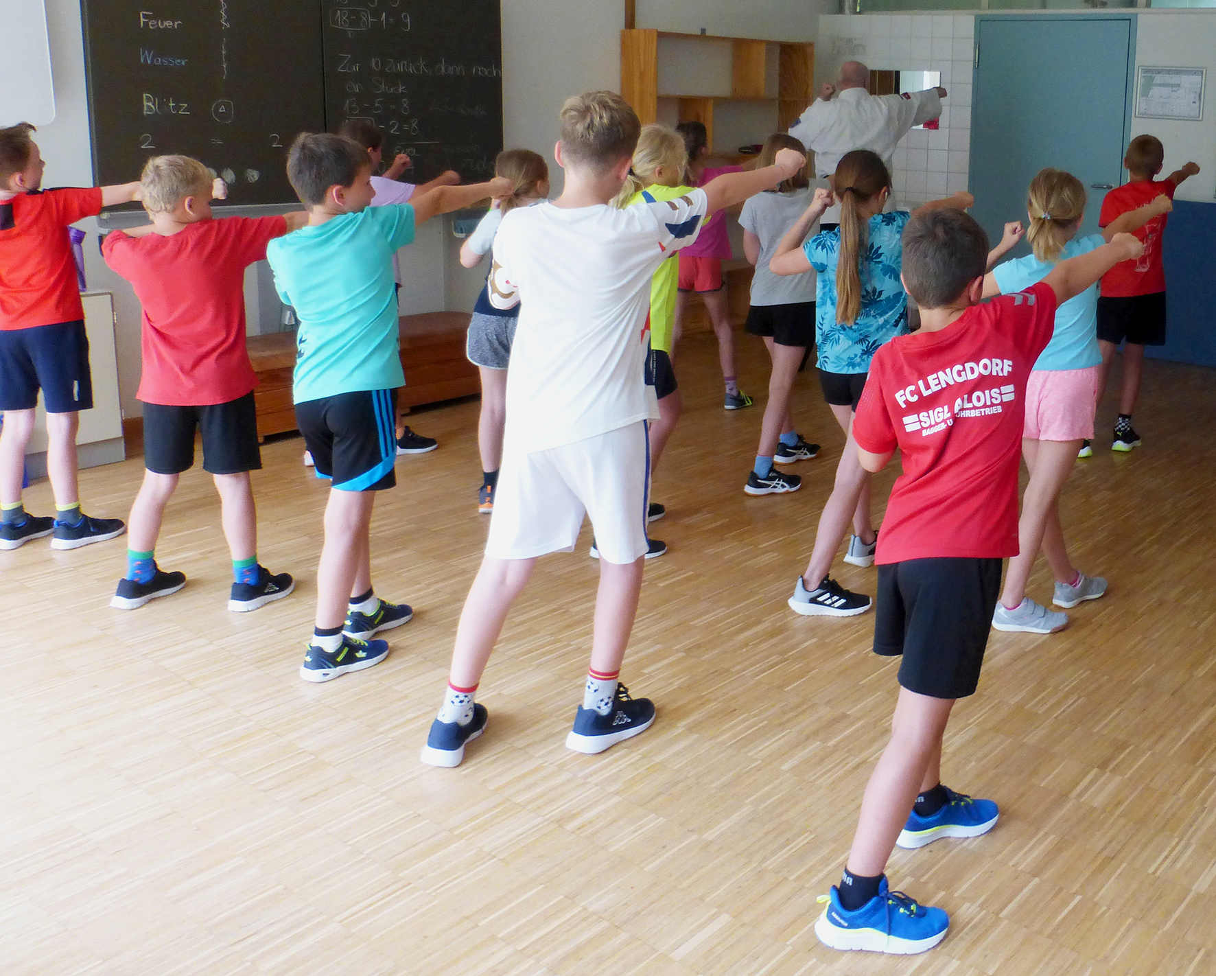 Schüler in Lengdorf üben sich in Selbstverteidigung